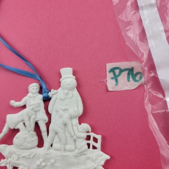 Vintage Wedgewood Merry Christmas snow snowman ornament - Picture 3 of 4